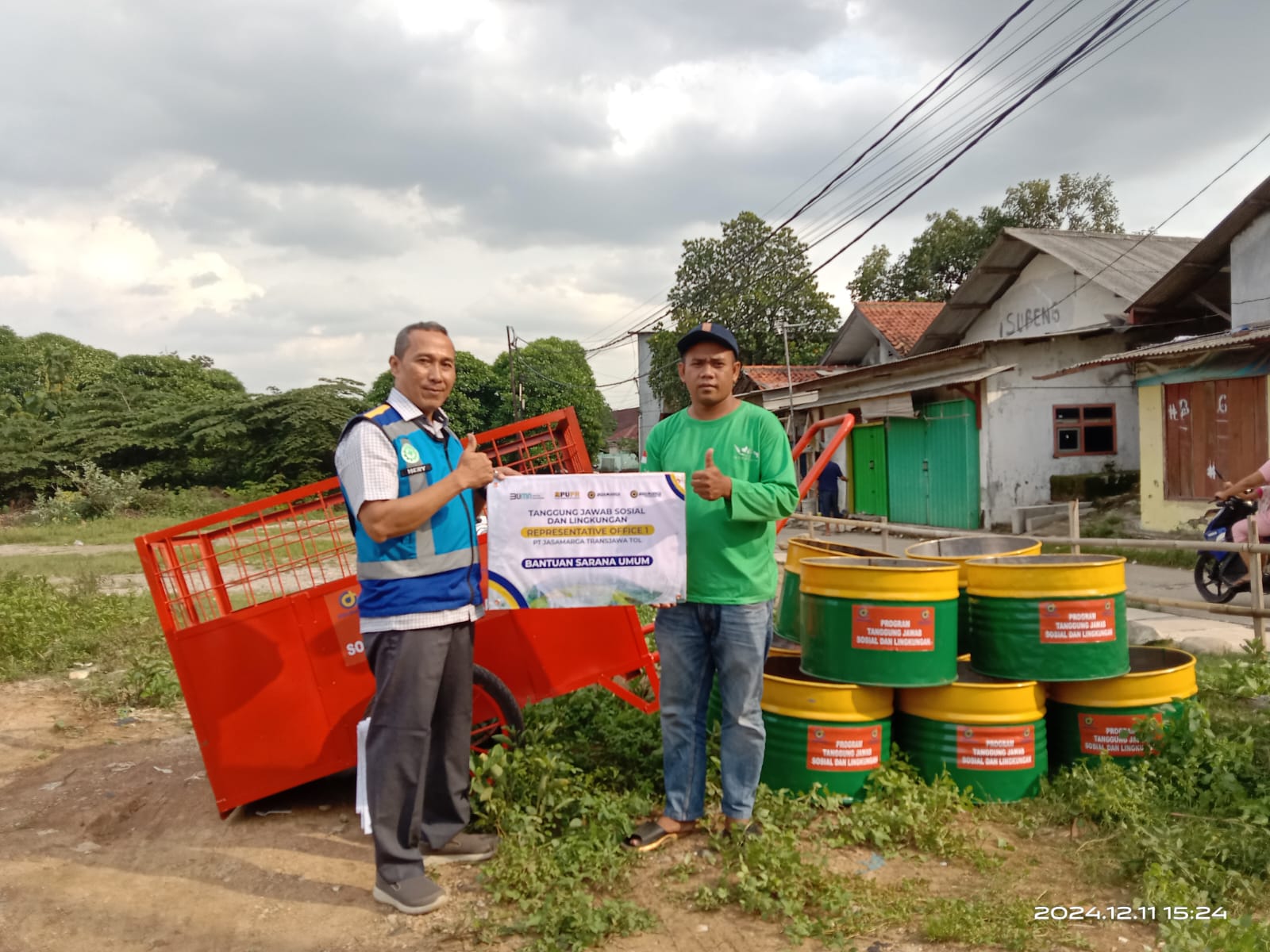 Pemberian Bantuan Gerobak Sampah & Tong Sampah PT Jasamarga Transjawa Tol